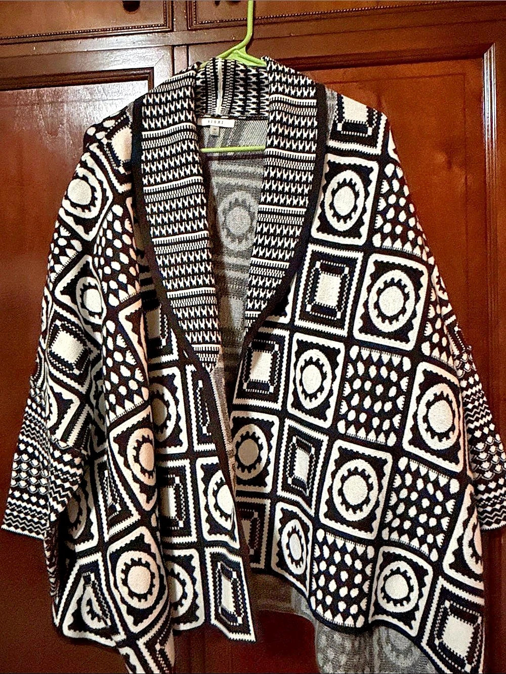 Sioni Geometric Pattern sweater in Black & White Size Medium Like New